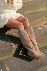 Bottes de cowboy en daim beige